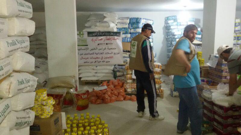 إفطار صائم4 توزيع سلل غذائية على مخميات اللاجئين في عرسال 3و4رمضان 1438هـ