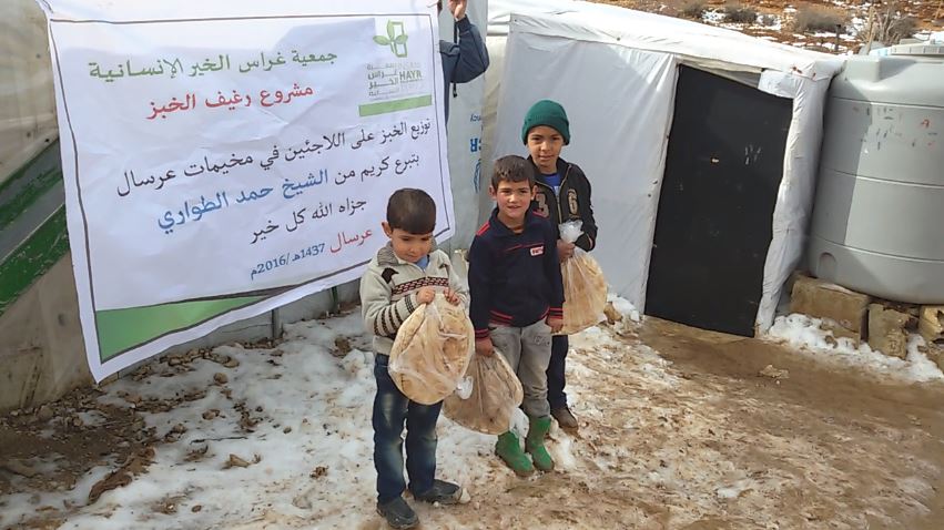 توزيع الخبز على النازحين في مخيمات عرسال ضمن شتاء دافئ