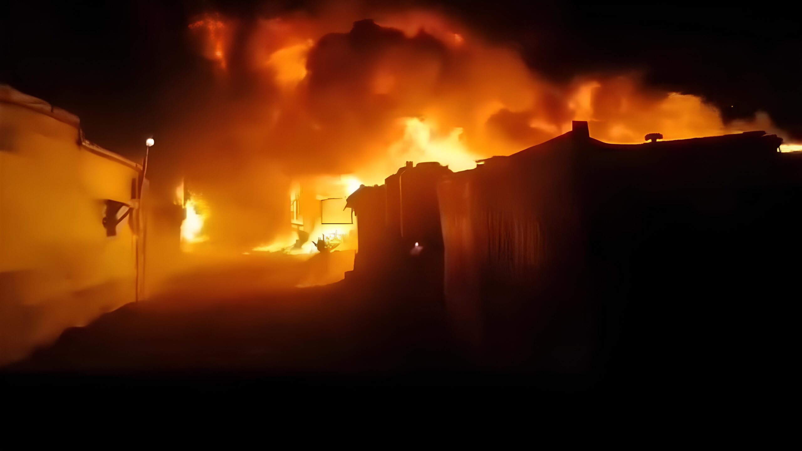 ليلة مأساوية.. حريق يشرد عشرات اللاجئين السوريين في مخيمات عرسال بلبنان