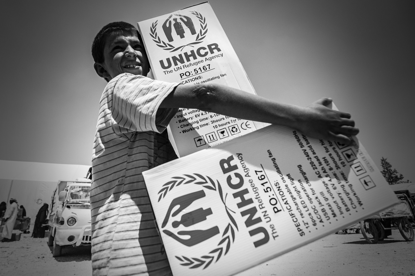 طفل يحمل مساعدات من منظمة الأمم المتحدة