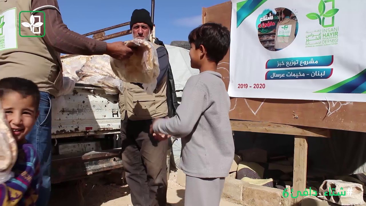 Distributing bread to IDPs in Arsal camps in warm winter